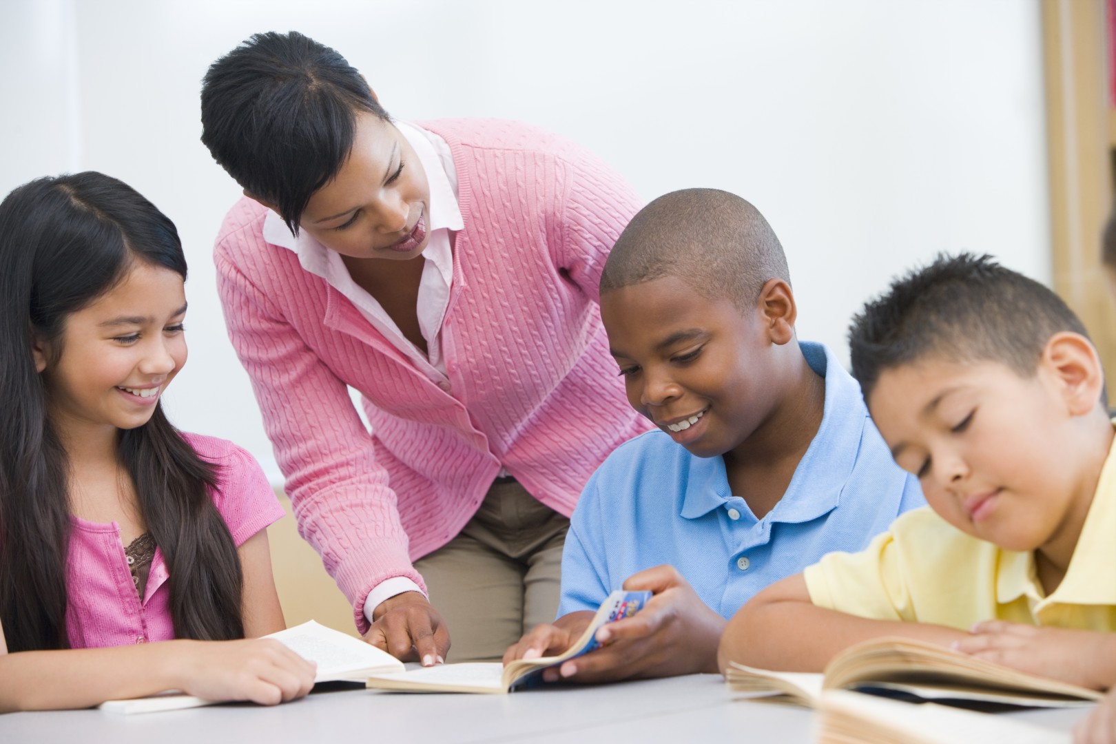 Relações raciais na escola: reprodução de desigualdades em nome da igualdade